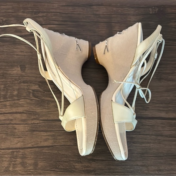 White shoes size 9 - Picture 3 of 6